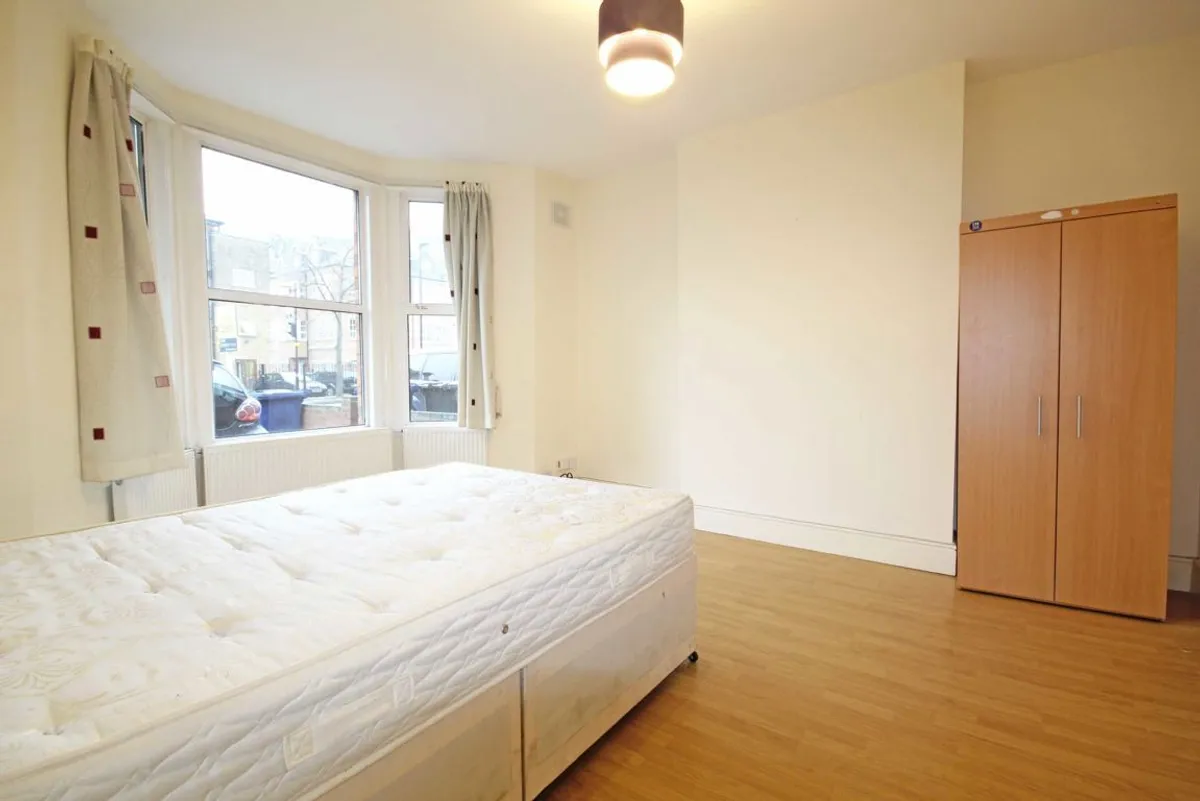 Flat Little Ealing Lane in Greater London