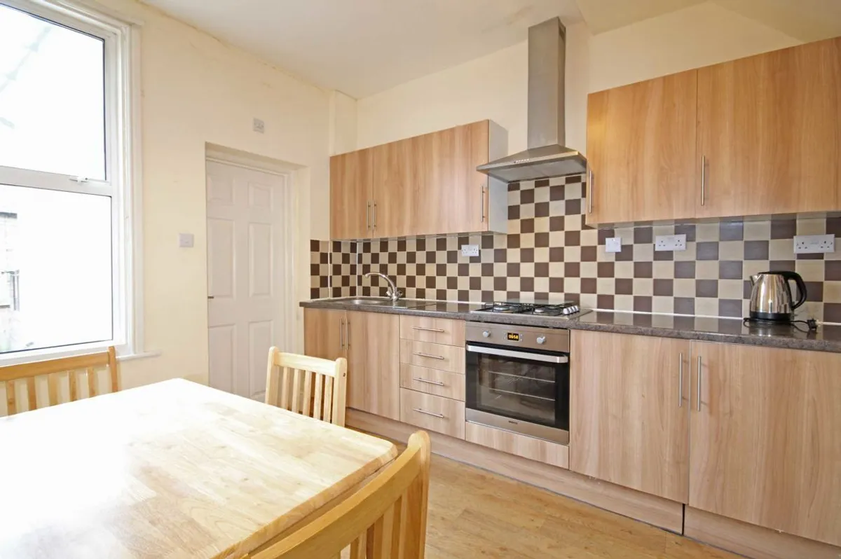 Flat Little Ealing Lane in Greater London