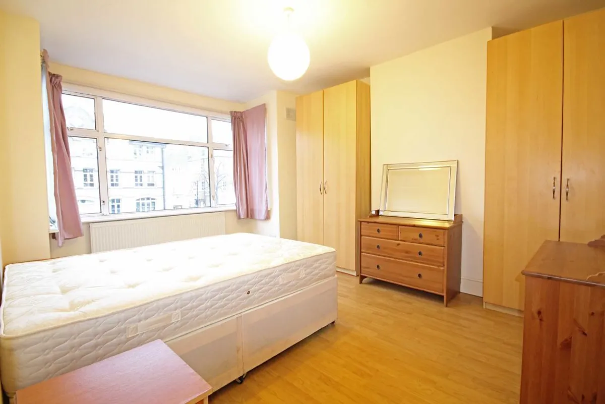Flat Little Ealing Lane in Greater London