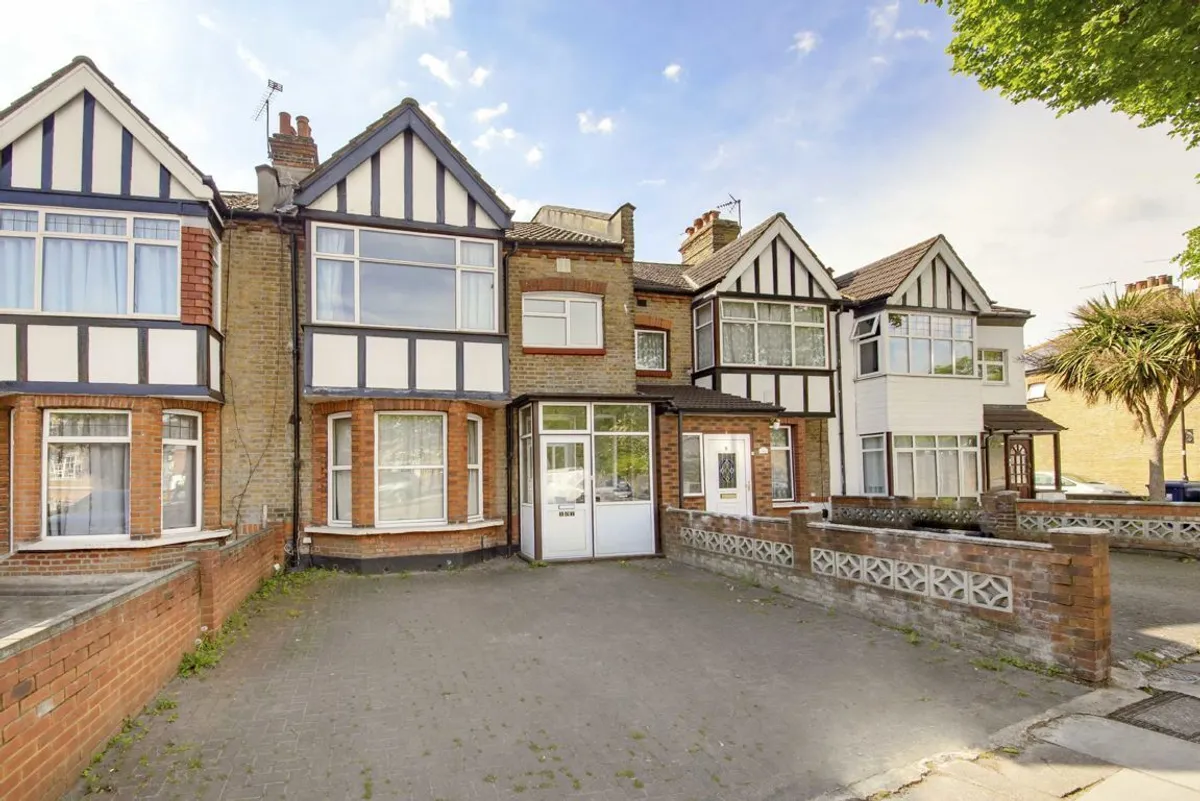 Flat Little Ealing Lane in Greater London