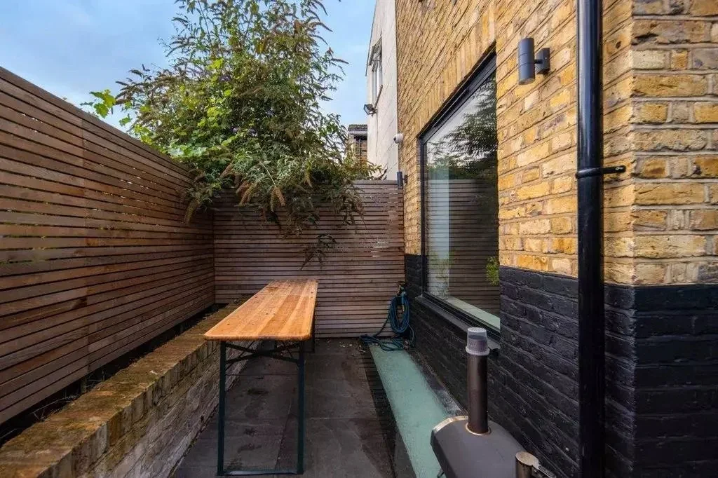 Room Strahan Road in Greater London