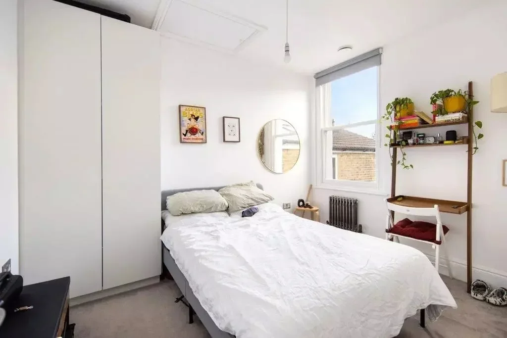 Room Strahan Road in Greater London