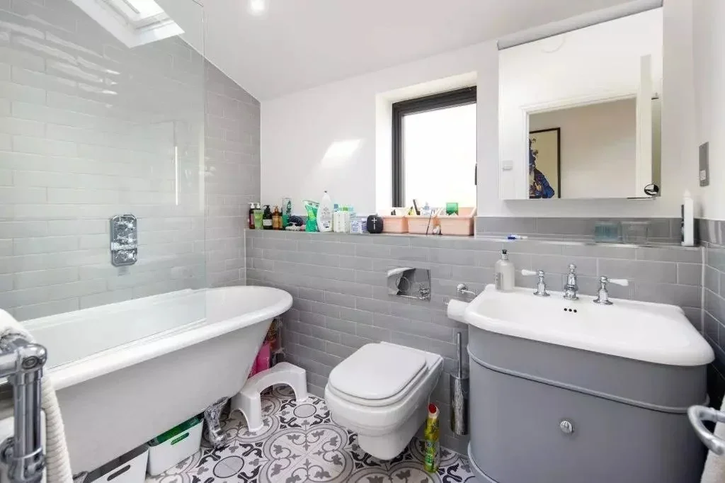 Room Strahan Road in Greater London