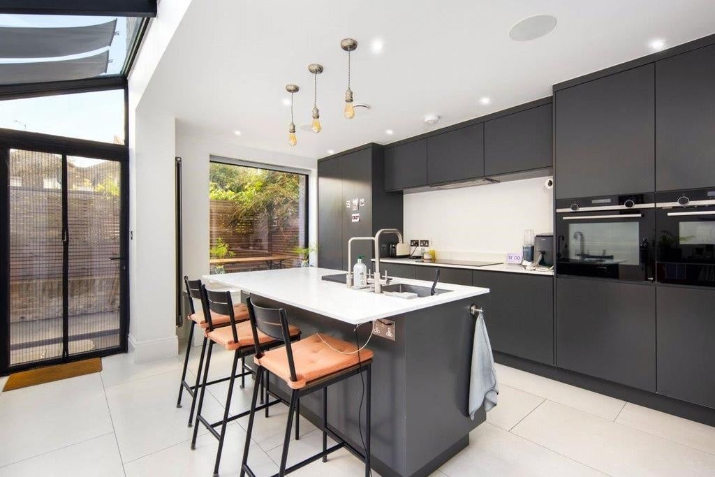 Room Strahan Road in Greater London