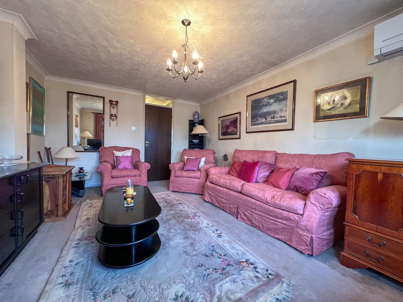 House Kings Chase in Walton on Thames