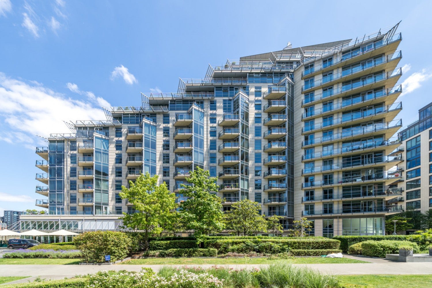 Flat Juniper Drive in Greater London