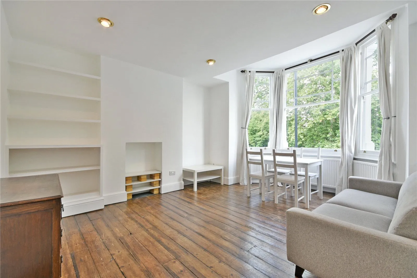 Flat Harvist Road in Greater London
