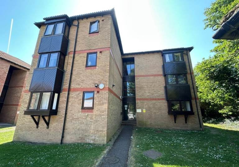 Flat Rushdon Close in Greater London