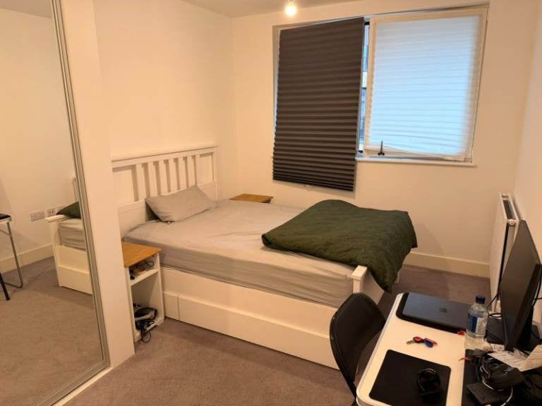Flat Healum Avenue in Greater London