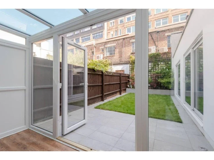 Flat Pentonville Road in Greater London