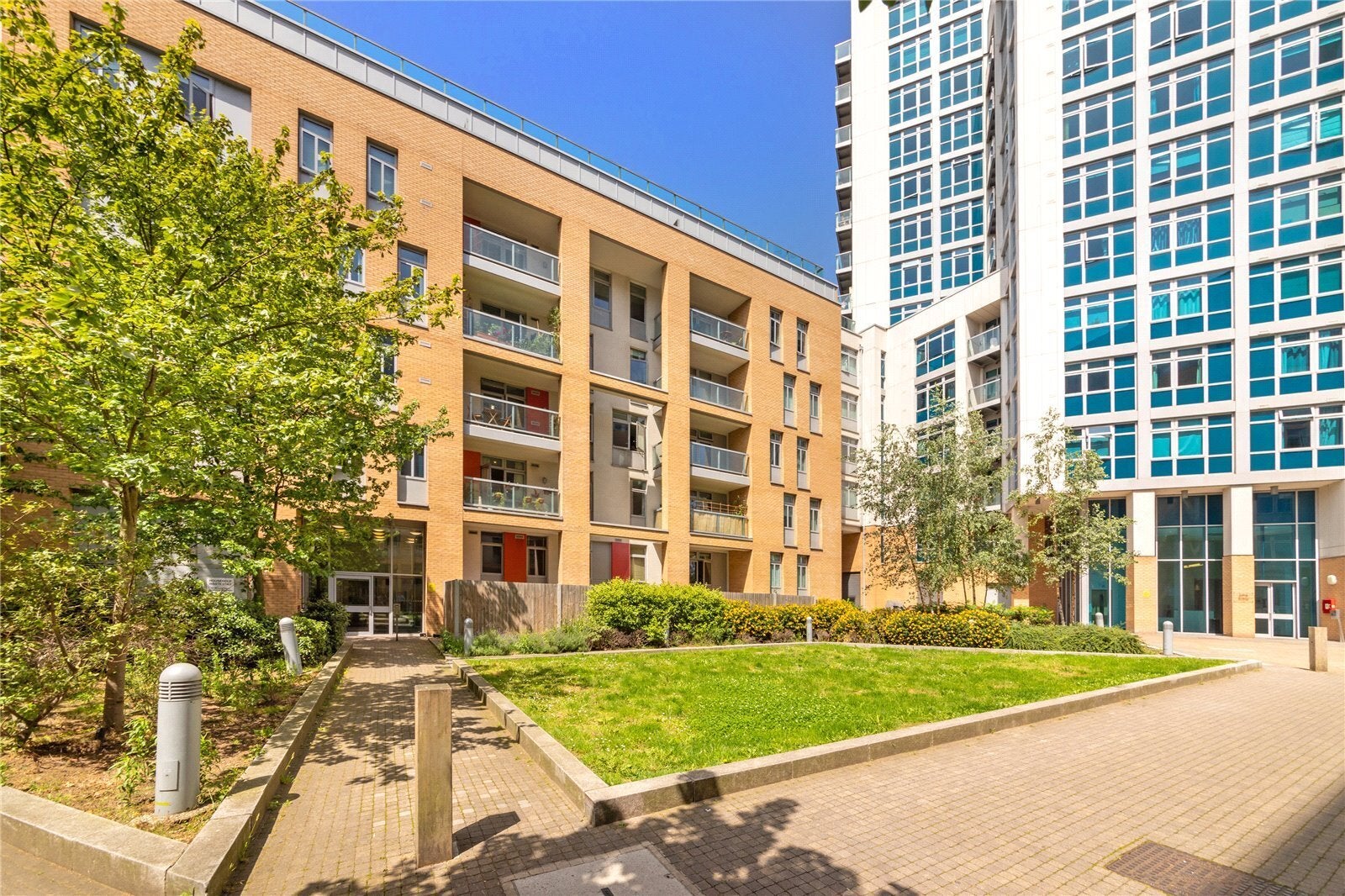 Flat Salton Square in Greater London