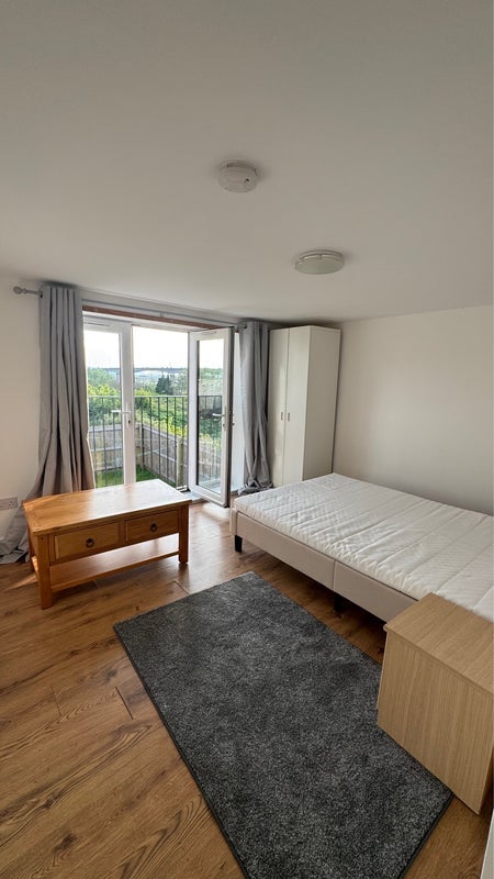Room Barrow Hill Crescent in Bristol