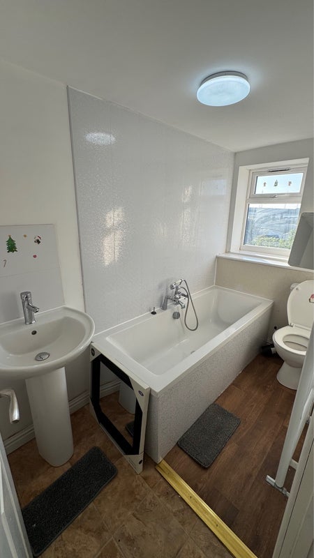 Room Barrow Hill Crescent in Bristol