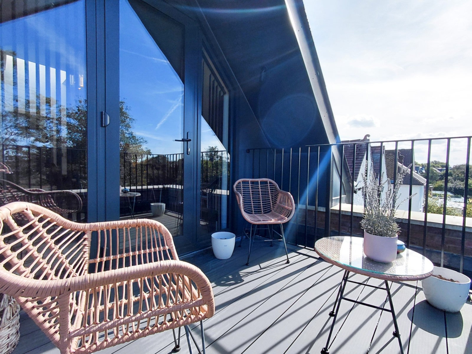Flat Rosemont Road in Greater London