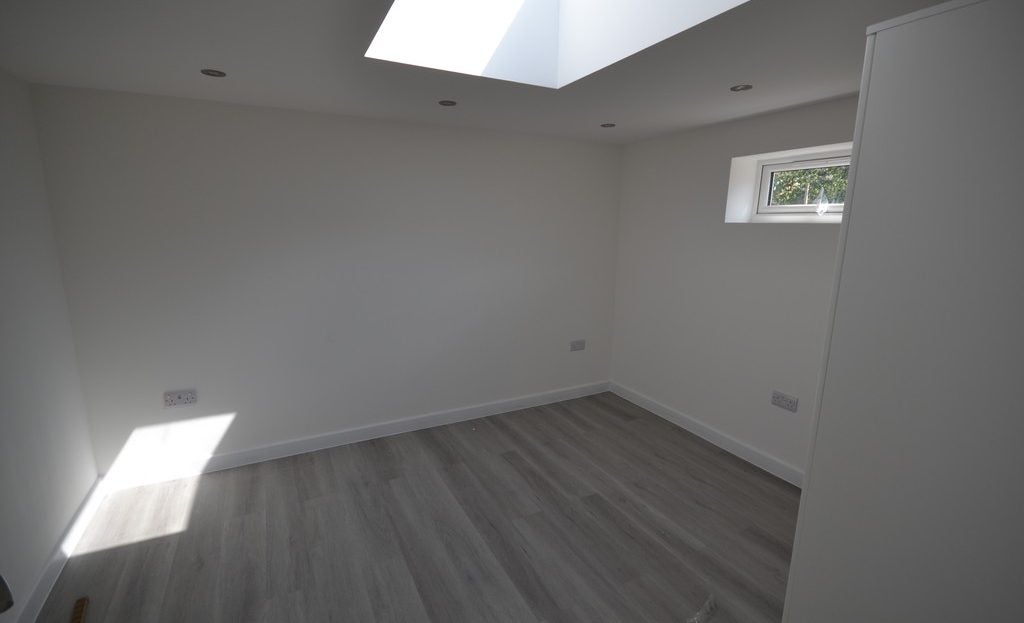Flat Aberdour Road in Greater London