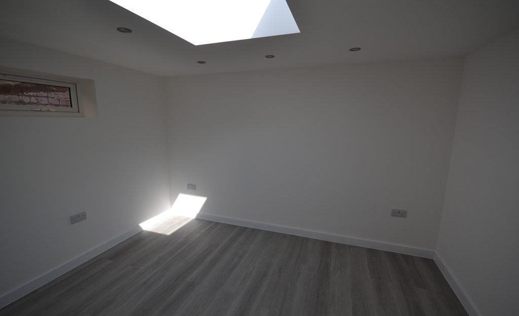 Flat Aberdour Road in Greater London