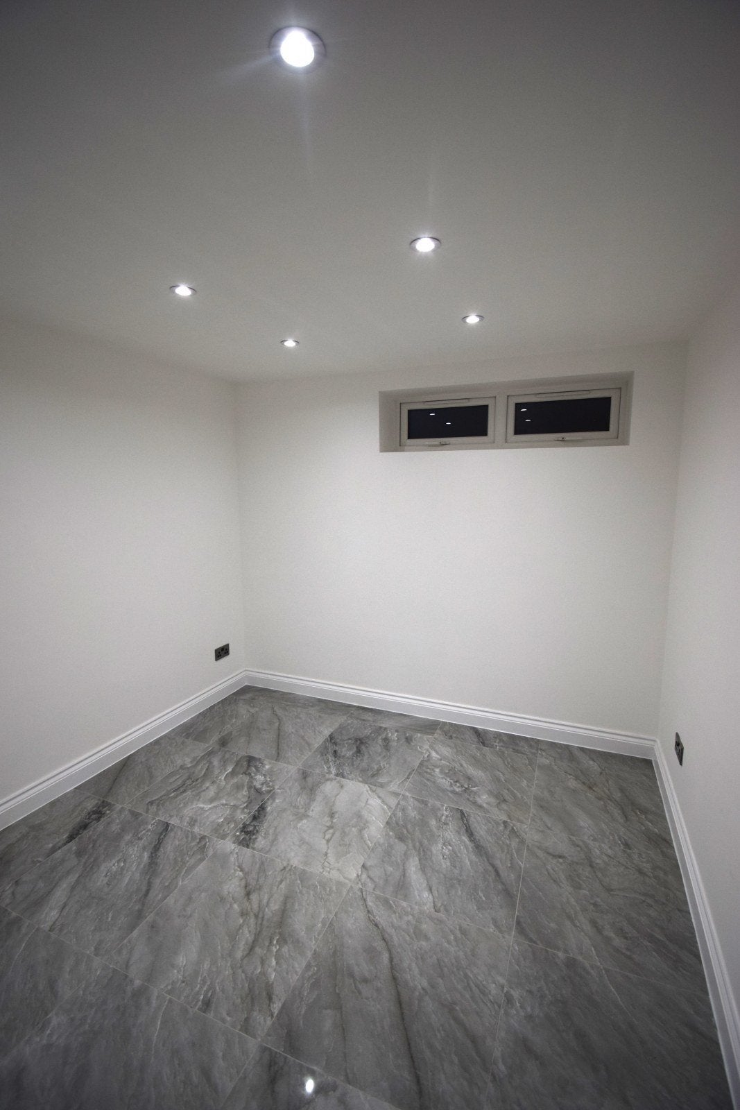 Flat Valence Avenue in Greater London