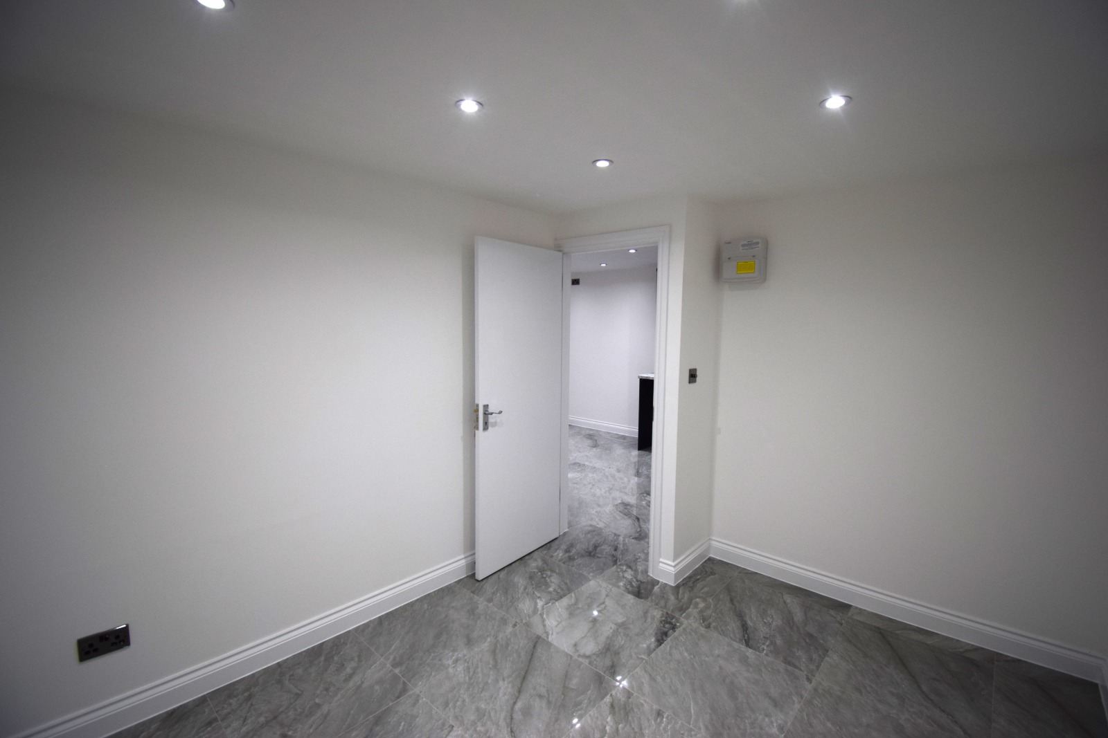 Flat Valence Avenue in Greater London