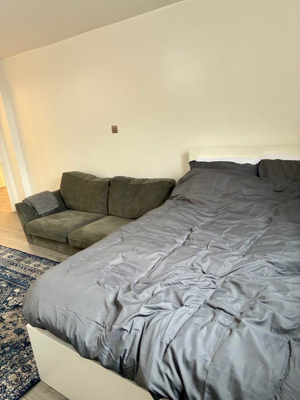Flat Anglesea Avenue in Greater London