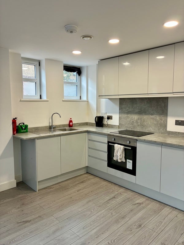 Flat Anglesea Avenue in Greater London