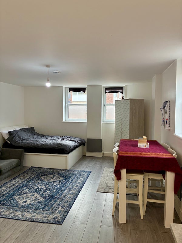 Flat Anglesea Avenue in Greater London