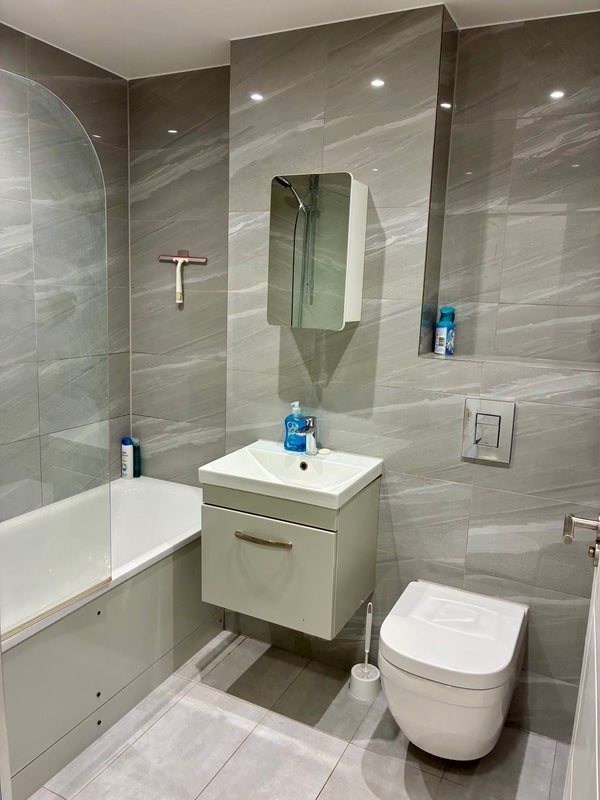 Flat Anglesea Avenue in Greater London