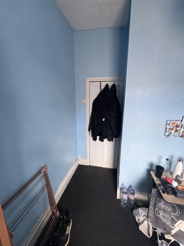 Room Ayres Road in Manchester