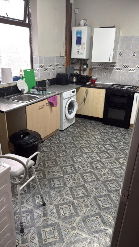 Room Ayres Road in Manchester