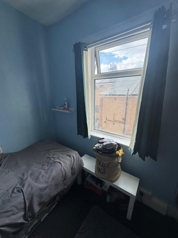 Room Ayres Road in Manchester