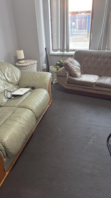 Room Ayres Road in Manchester