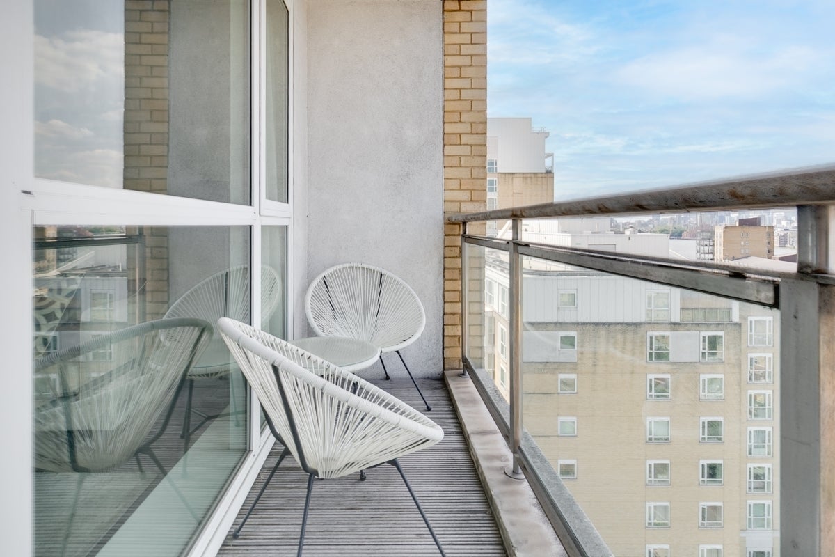 Flat Westferry Circus in Greater London