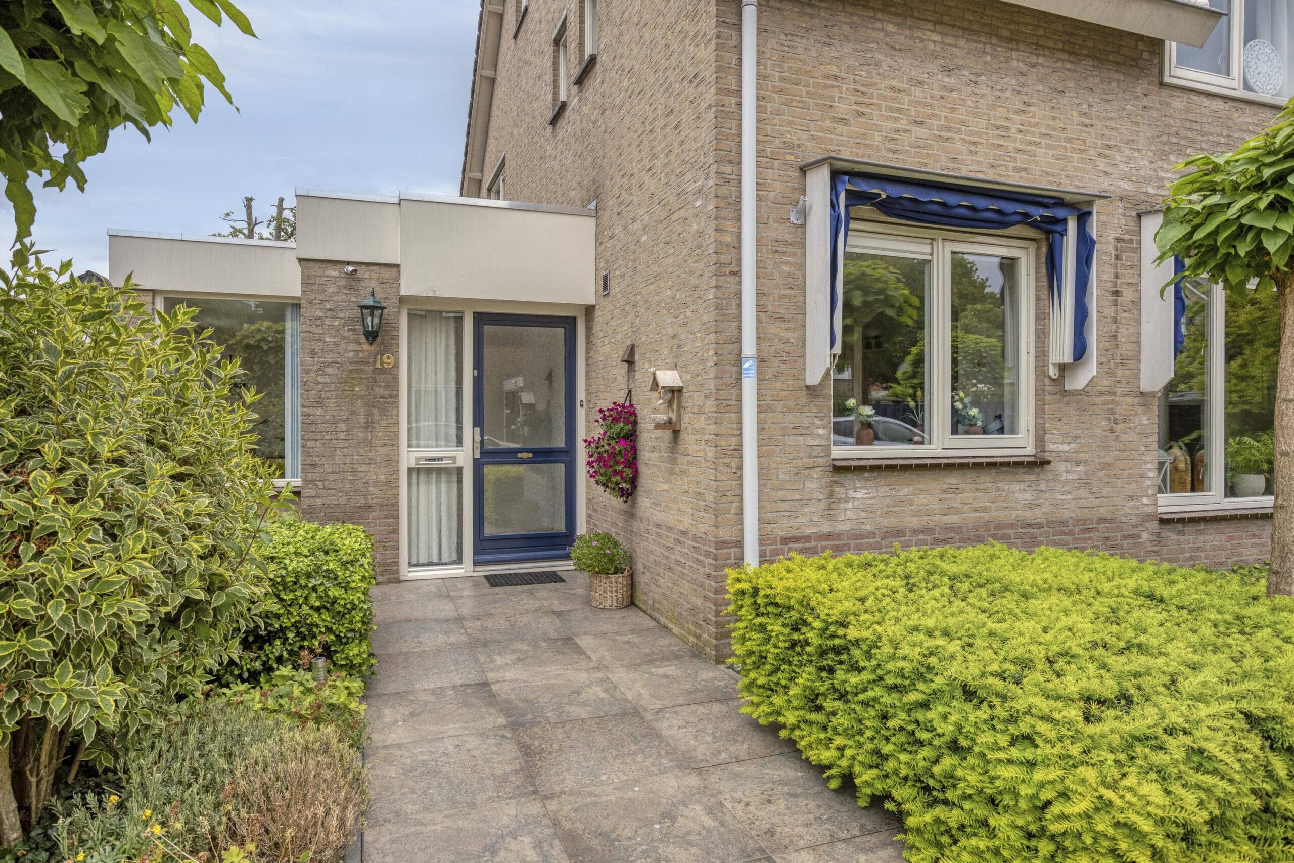 Tussenwoning te koop: Ambachtshof 19, Wateringen