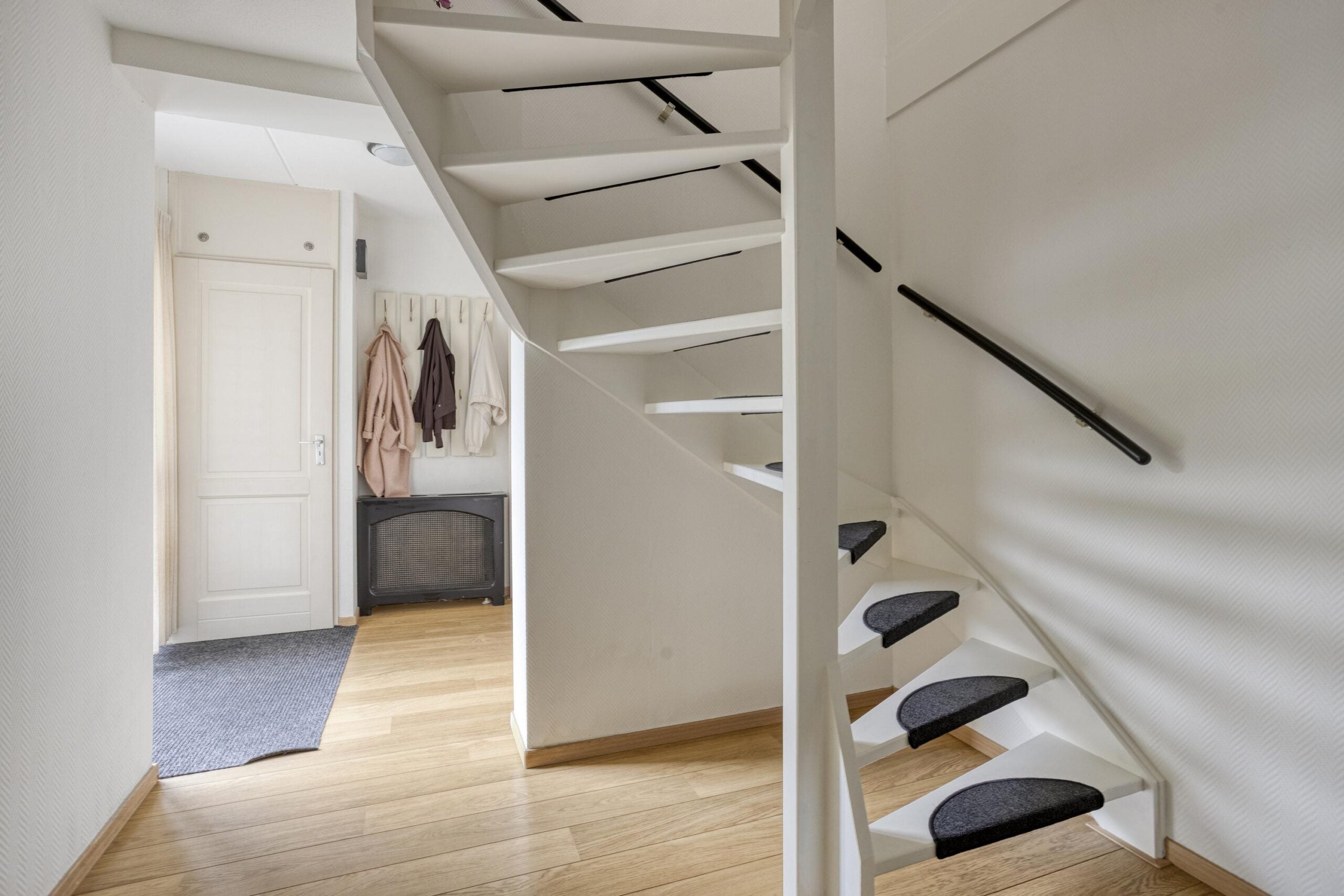 Tussenwoning te koop: Ambachtshof 19, Wateringen