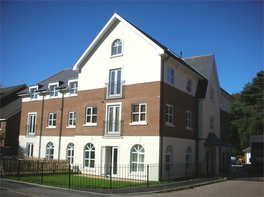 Flat Gordon Road in Surrey Heath