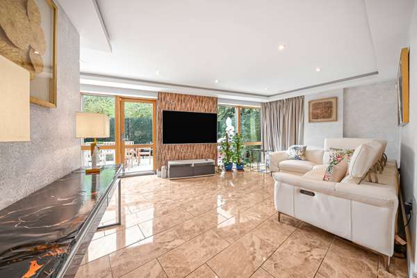 Flat Hansel Road in Greater London