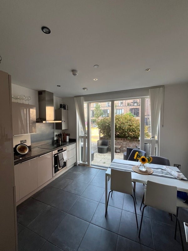 Room Laburnum Street in Greater London