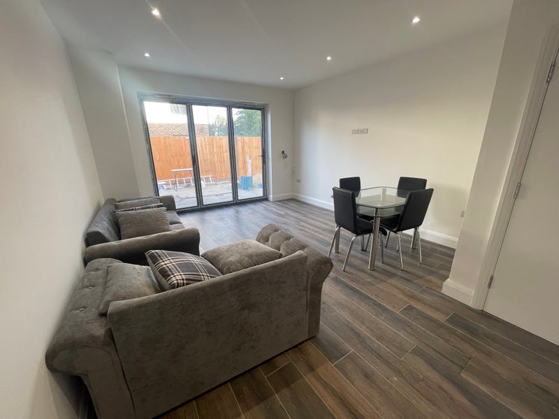 Flat Warham Road in Greater London