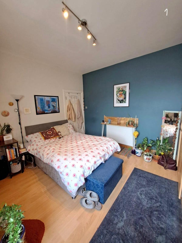 Room Garratt Lane in Greater London