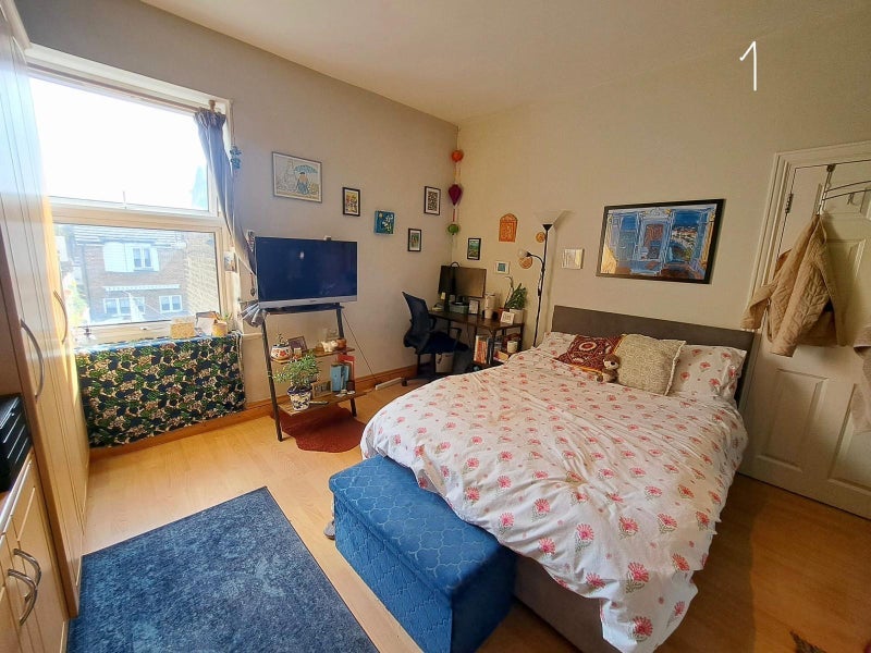 Room Garratt Lane in Greater London