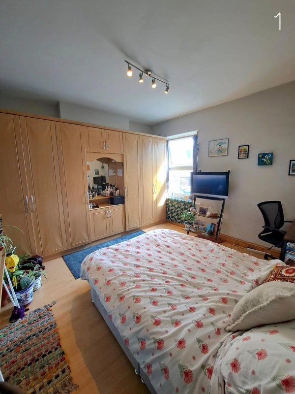 Room Garratt Lane in Greater London