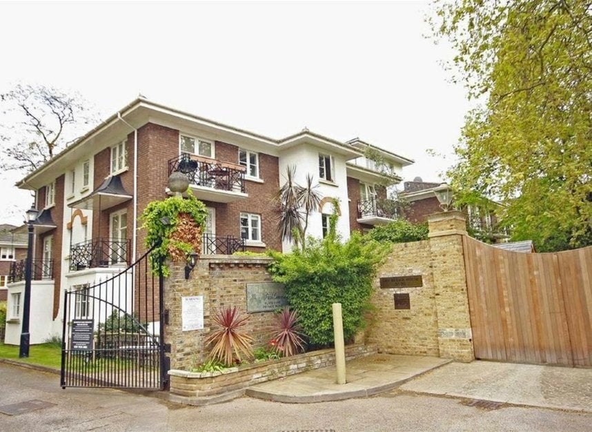 Flat Brompton Park Crescent in Greater London