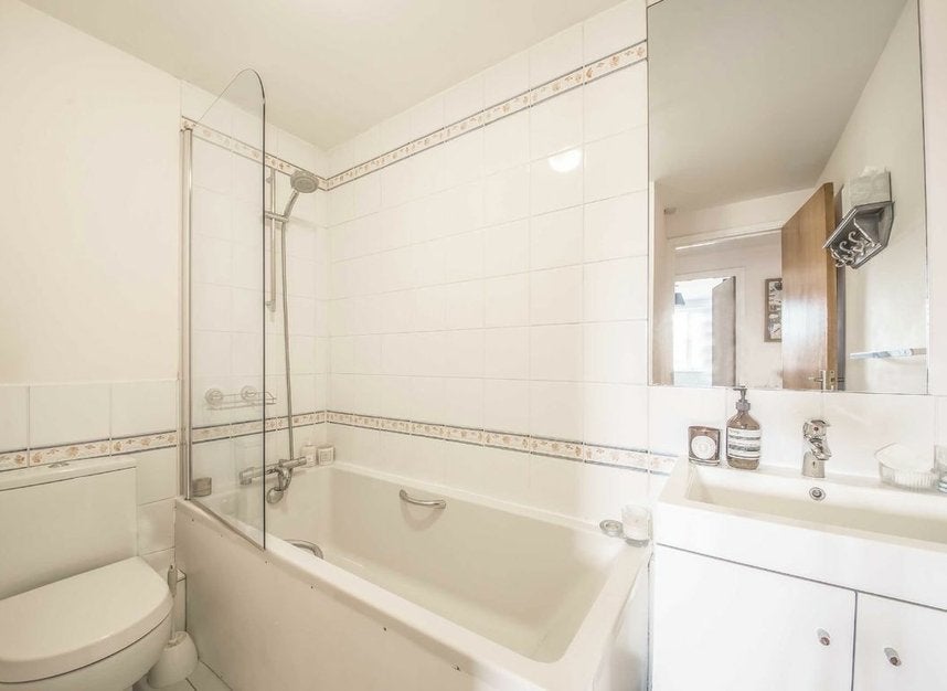Flat Brompton Park Crescent in Greater London