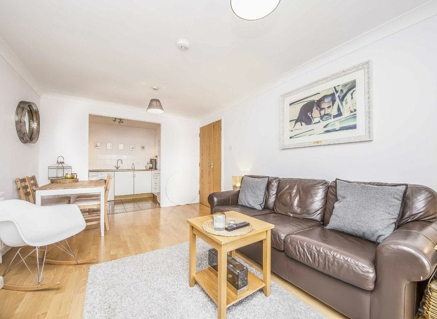 Flat Brompton Park Crescent in Greater London