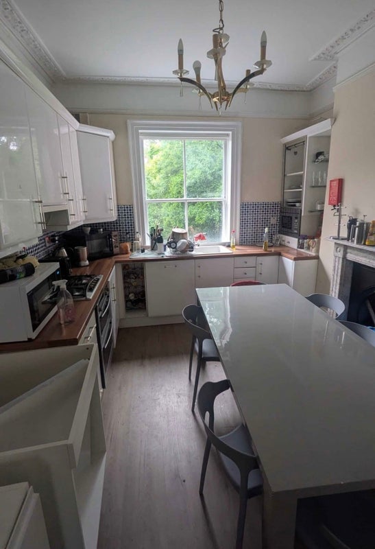 Room Bow Road in Greater London