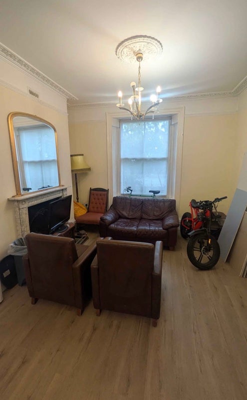Room Bow Road in Greater London