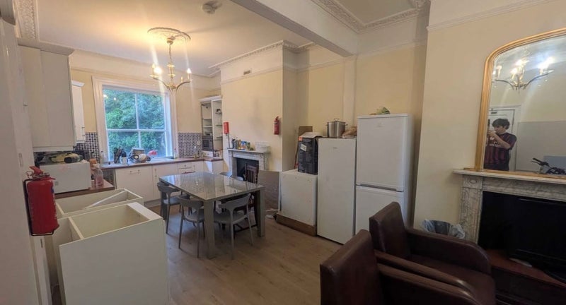 Room Bow Road in Greater London
