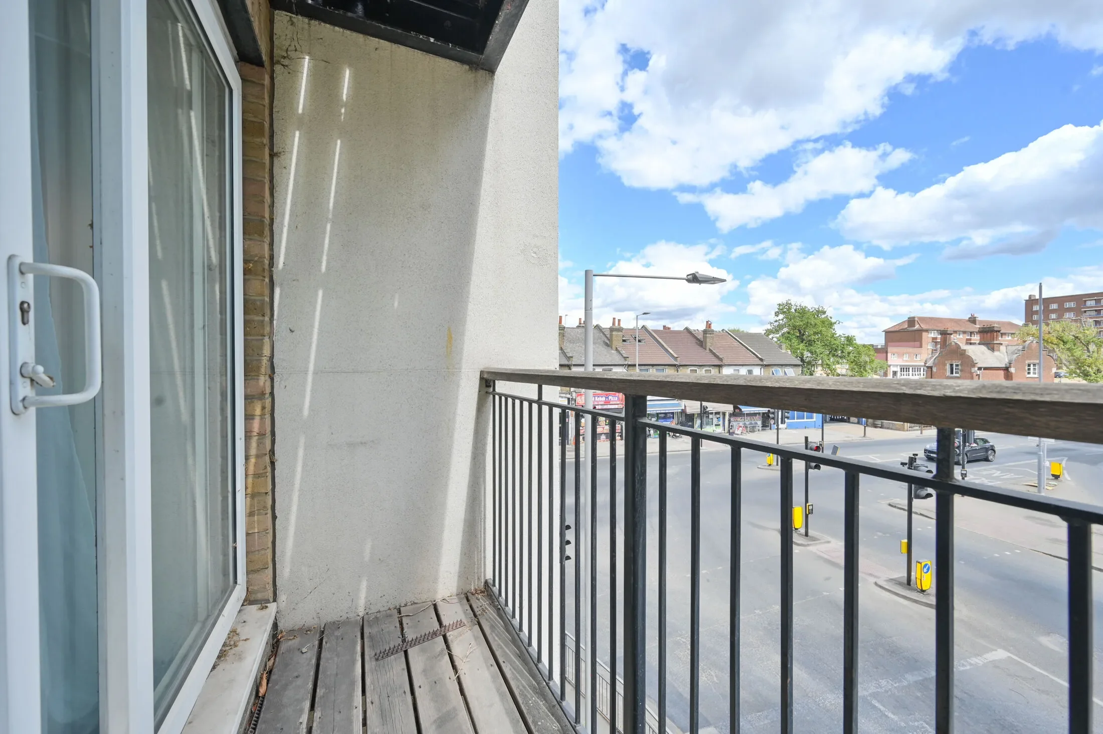 Flat Hawks Road in Greater London