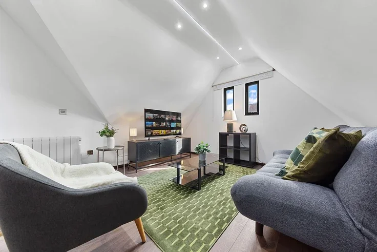 Flat Armitage Road in Greater London