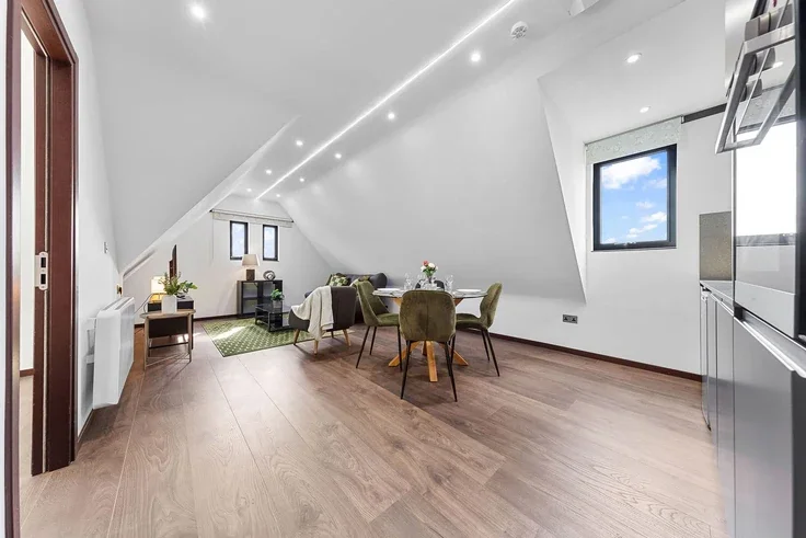 Flat Armitage Road in Greater London