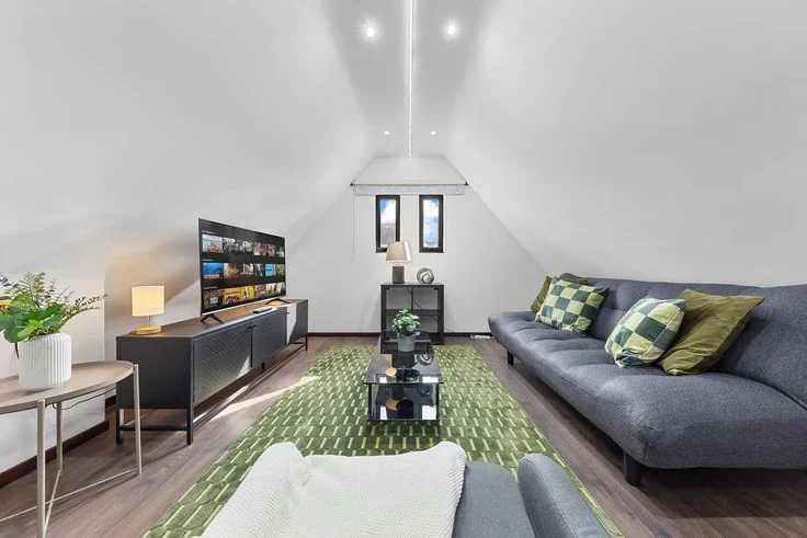 Flat Armitage Road in Greater London